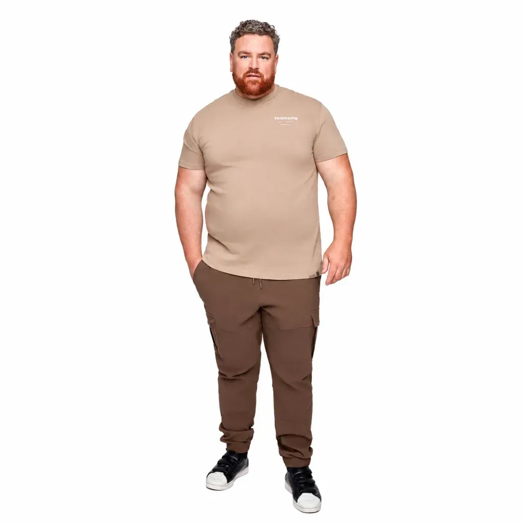 Playera Gráfica Thickems En Espalda - Tallas Grandes (Beige, 2XL)